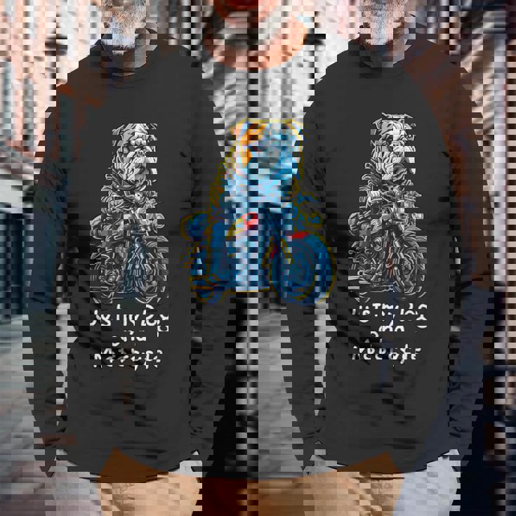 クリスマスのバイクに乗るかわいいイングリッシュブルドッグ。 長袖Tシャツ 高齢者への贈り物