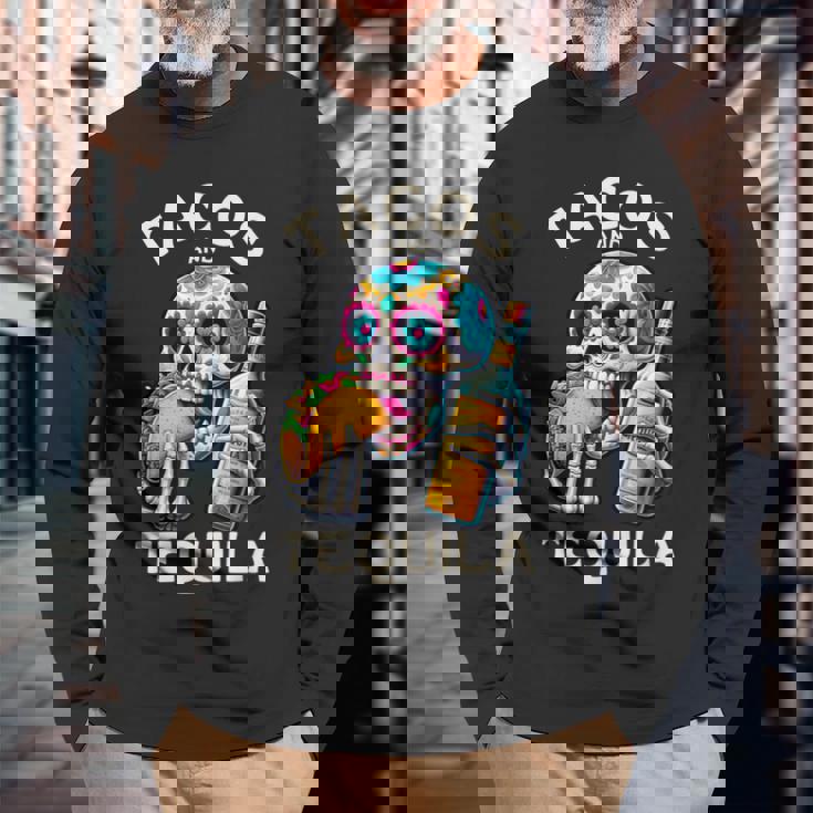 タコスとテキーラ キャンディスカル シンコ・デ・マヨ ロス・ムルトス 長袖Tシャツ 高齢者への贈り物