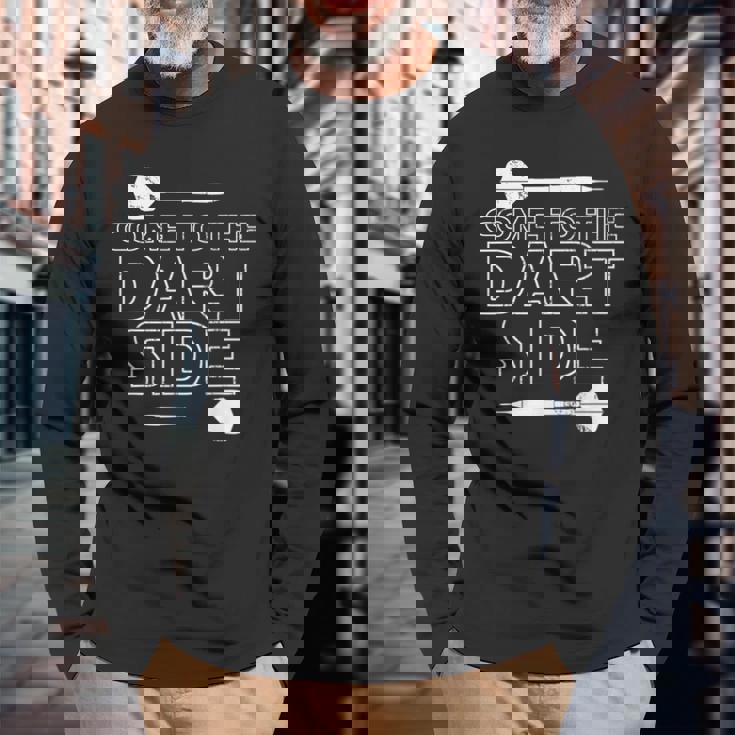 メンズ ダーツボード ダーツボード 面白いことわざダーツスポーツ 長袖Tシャツ 高齢者への贈り物