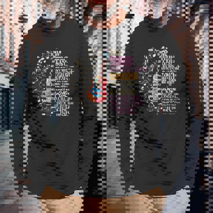 ヒッピーギターと平和の踊りを見た者たち 長袖Tシャツ 高齢者への贈り物