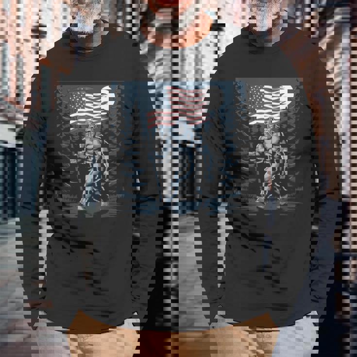 ビッグフット サスカッチ アメリカ国旗 愛国的 7月4日 アメリカ 長袖Tシャツ 高齢者への贈り物