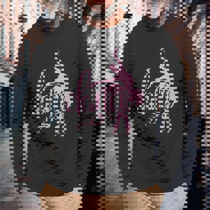 ピンクのバレエダンサー、スクリプトダンスレタリングデザイン。 長袖Tシャツ 高齢者への贈り物