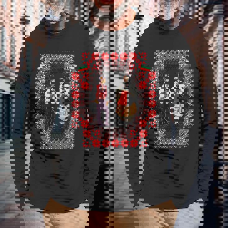 ブルガリアの伝統民族舞踊。ダンサー 長袖tシャツ 長袖Tシャツ 高齢者への贈り物