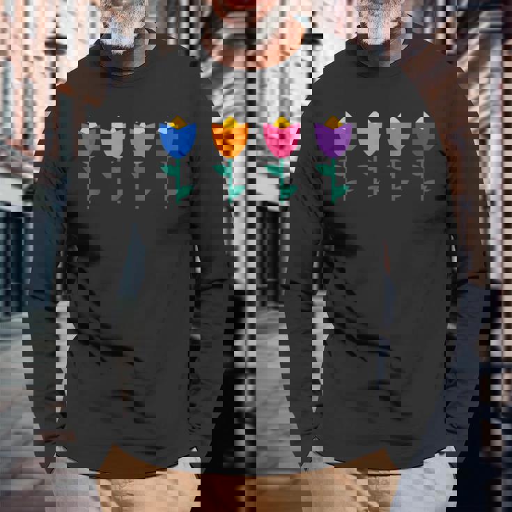 ブルー、オレンジ、ピンク、パープルのチューリップ。 長袖Tシャツ 高齢者への贈り物