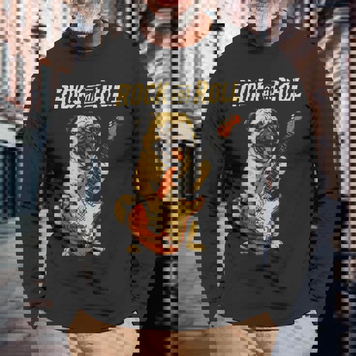 ロックするパグ犬 ギター演奏の面白デザイン 長袖Tシャツ 高齢者への贈り物