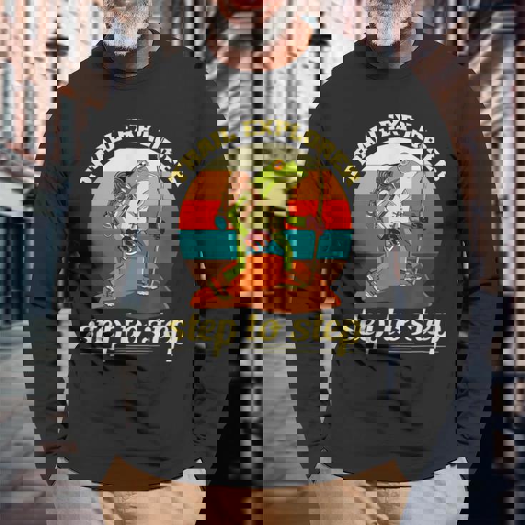 一歩ずつ、面白いカエルのハイキング山 長袖Tシャツ 高齢者への贈り物