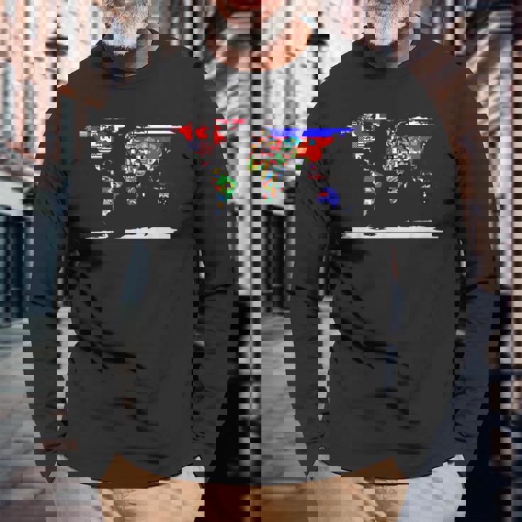 世界地図と世界の国の旗 長袖Tシャツ 高齢者への贈り物