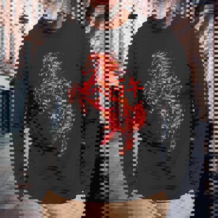 丙午 火の馬 墨絵 ストリートアート 筆文字 和柄 漢字 グラフィック 赤い炎 デザイン 日本風 長袖Tシャツ 高齢者への贈り物