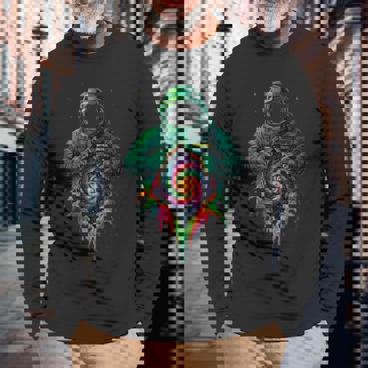 宇宙飛行士が宇宙の裂け目 長袖Tシャツ 高齢者への贈り物