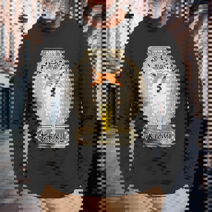 幸せはビールを持つ老人にあり 秋田犬 長袖Tシャツ 高齢者への贈り物