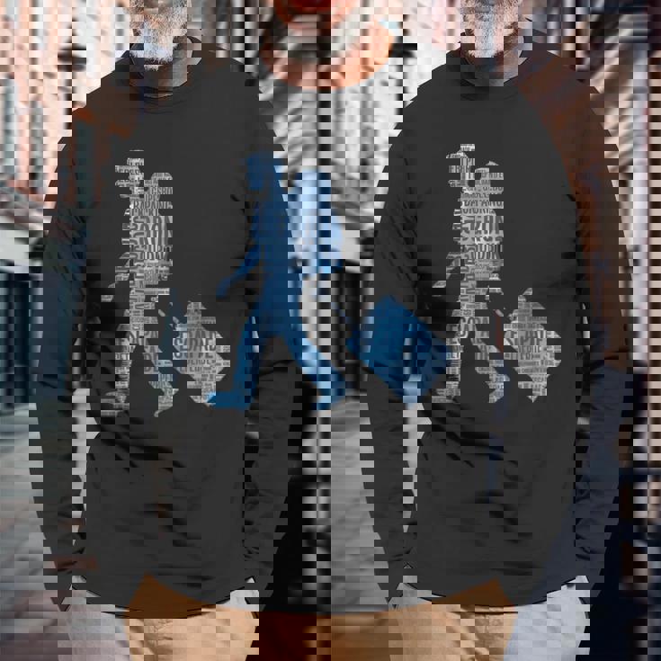 旅への冒険心を抱くシルエットデザイン 世界を巡る旅人たち 長袖Tシャツ 高齢者への贈り物