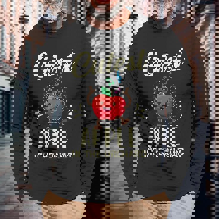 果樹園で一番かわいいリンゴ摘みシーズン。 長袖Tシャツ 高齢者への贈り物