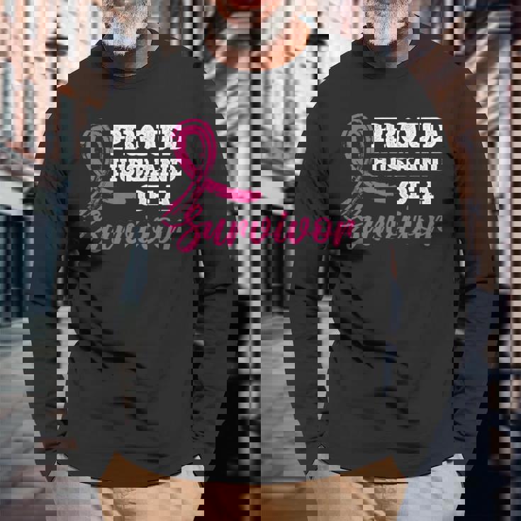 生存者の乳がん啓発の誇り高き夫。 長袖tシャツ 長袖Tシャツ 高齢者への贈り物