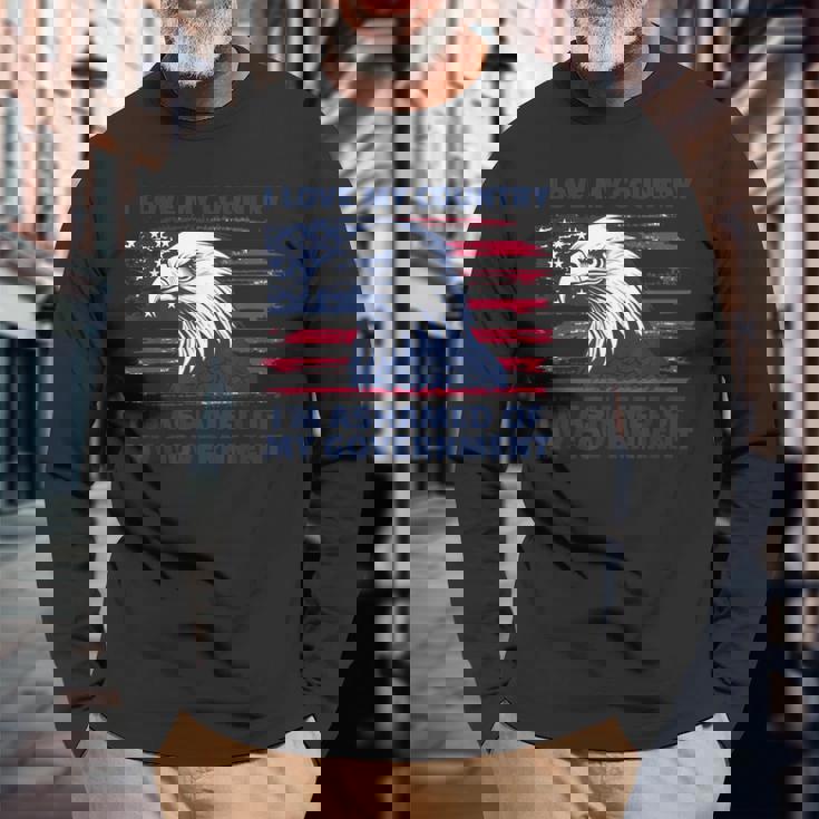 私は自分の国が大好きで、自分の政府が恥ずかしい 長袖Tシャツ 高齢者への贈り物