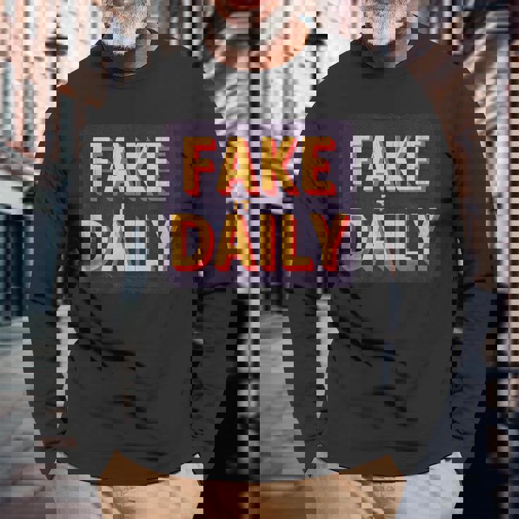 素晴らしいフェイクイットデイリーステートメントエンブレム。 長袖Tシャツ 高齢者への贈り物