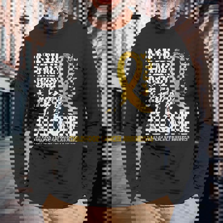 誰も一人で戦わない 小児がん啓発ゴールドリボン 長袖Tシャツ 高齢者への贈り物