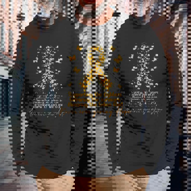 闘士と生存者の小児がん啓発をサポート 長袖Tシャツ 高齢者への贈り物