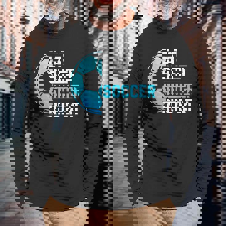 食べる、寝る、サッカーを繰り返す、面白いスポーツ、サッカー愛好家 長袖Tシャツ 高齢者への贈り物