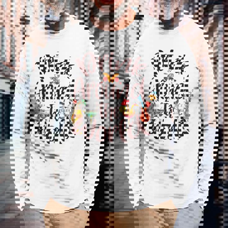 Family Drinking Around The World チェックリスト パスポート 長袖Tシャツ 高齢者への贈り物