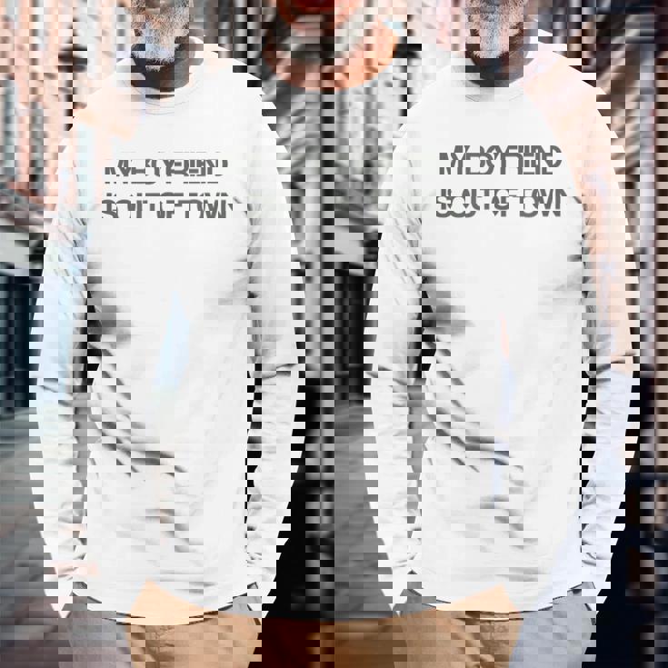 My Boyfriend Is Out Of Town 長袖Tシャツ 高齢者への贈り物