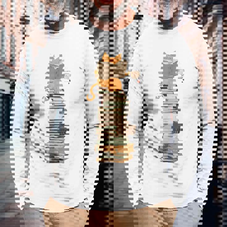 かわいい猫、本好きの猫 長袖Tシャツ 高齢者への贈り物