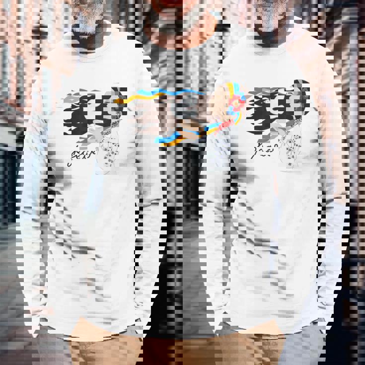 ウクライナの少女がウクライナの平和を支援 長袖Tシャツ 高齢者への贈り物