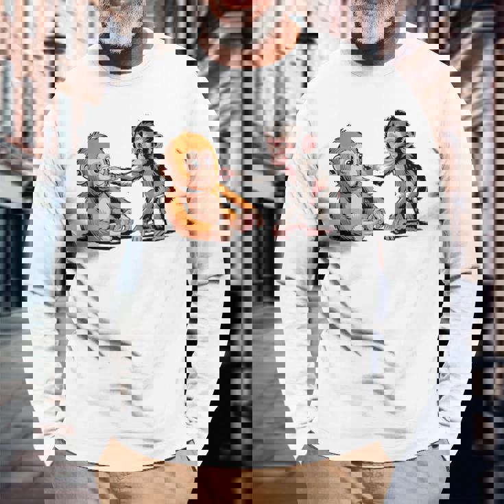 オレンジのおもちゃで悲しい猿のパンチ 長袖Tシャツ 高齢者への贈り物