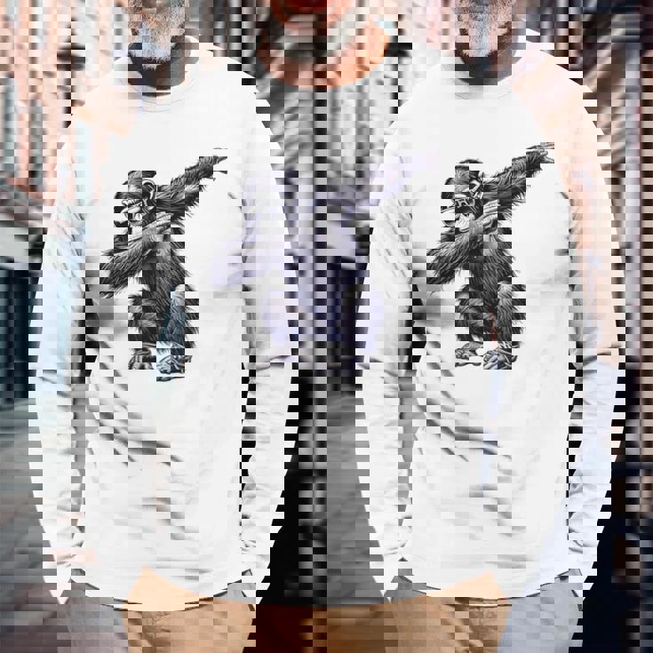 サングラスをかけたダブダンスを踊るチンパンジー猿 長袖Tシャツ 高齢者への贈り物