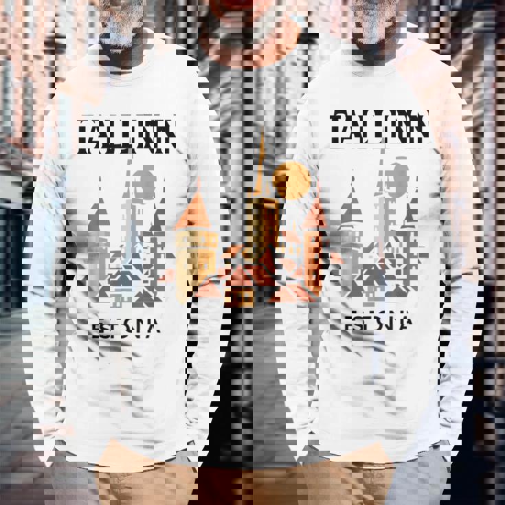 タリン エストニア 中世 旧市街 ヴィンテージ レトロ エストニア 長袖Tシャツ 高齢者への贈り物