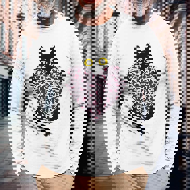 ピンクのヒョウ柄ハートを持つ黒猫 長袖Tシャツ 高齢者への贈り物