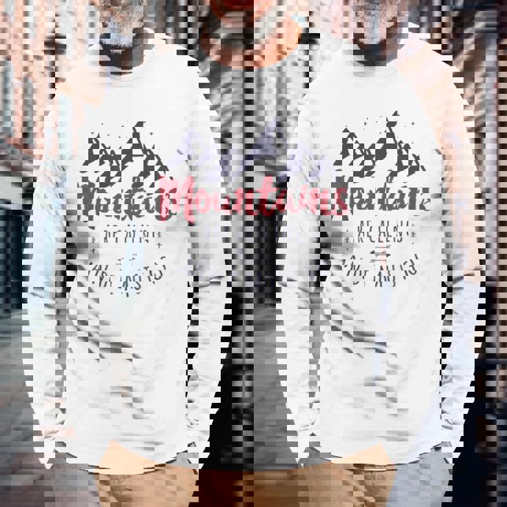 山が呼んでいるし、私は行かなければならない Wanderlust 長袖Tシャツ 高齢者への贈り物