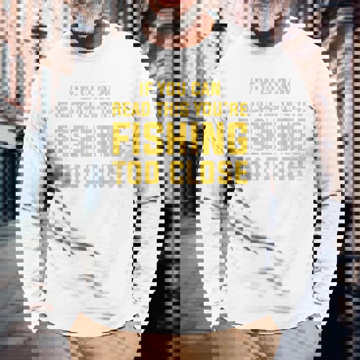 背面には「If You Can Read This You're Fishing Too Close 長袖Tシャツ 高齢者への贈り物