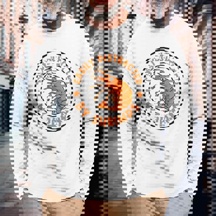 魚介類と海老に気を取られて 面白い海老 長袖Tシャツ 高齢者への贈り物