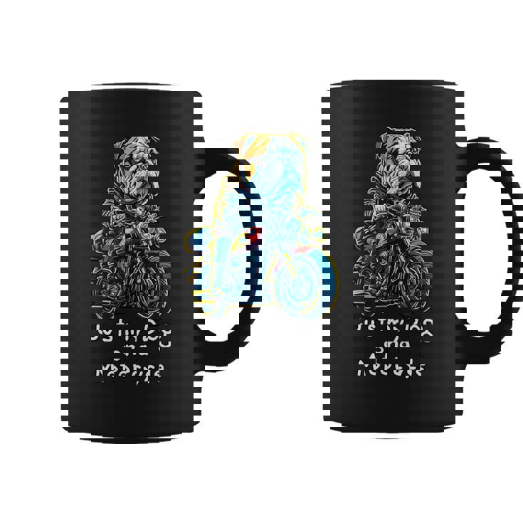 クリスマスのバイクに乗るかわいいイングリッシュブルドッグ。 コーヒーマグ