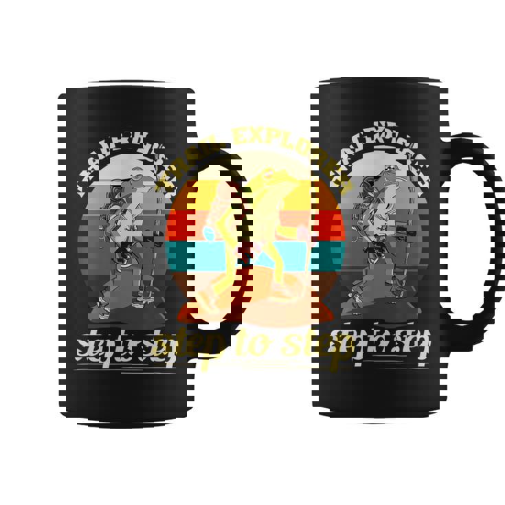 一歩ずつ、面白いカエルのハイキング山 コーヒーマグ