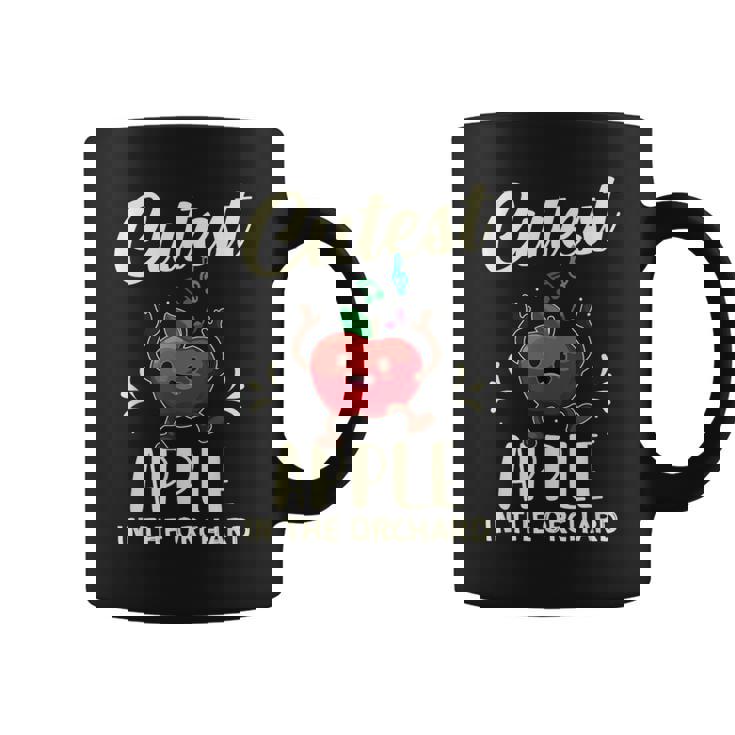 果樹園で一番かわいいリンゴ摘みシーズン。 コーヒーマグ