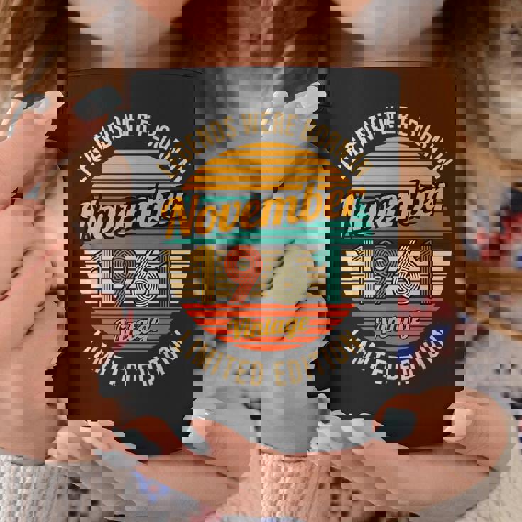 1961年11月生まれのレジェンドたち 62歳の誕生日 コーヒーマグ 面白い贈り物