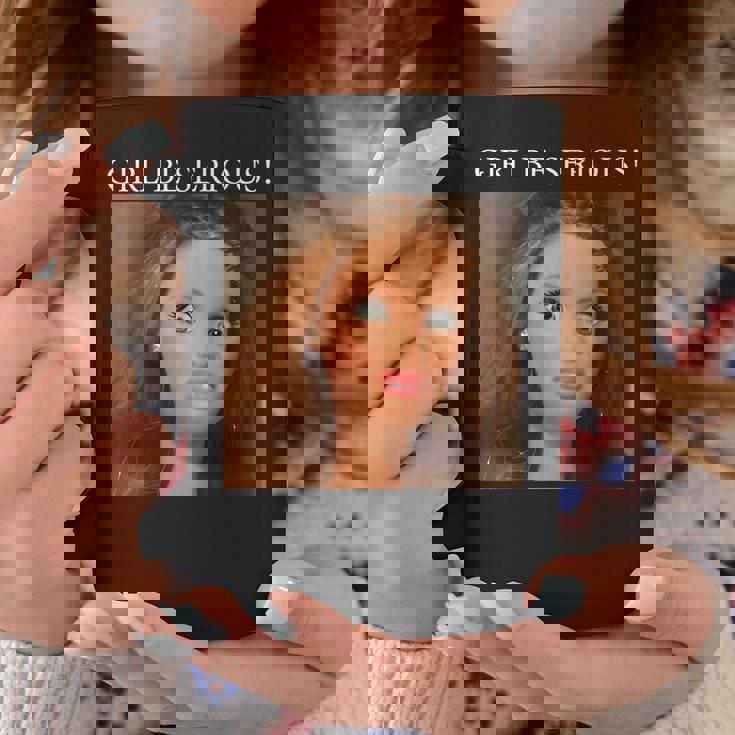 おもしろいドールフェイスミームガール本気で コーヒーマグ 面白い贈り物