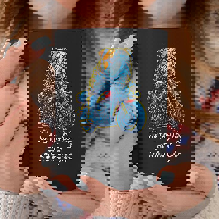 クリスマスのバイクに乗るかわいいイングリッシュブルドッグ。 コーヒーマグ 面白い贈り物