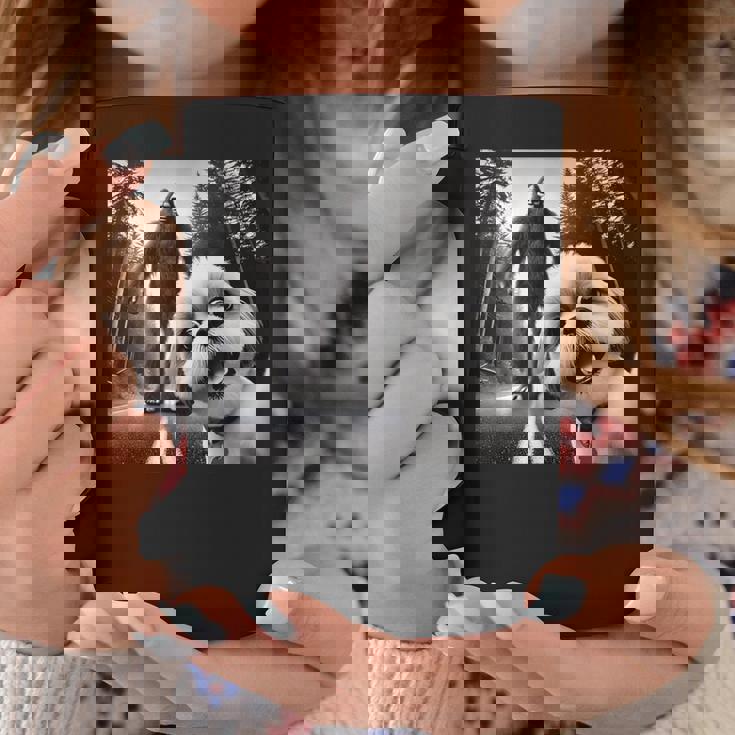 シーズーとビッグフットの森の冒険 コーヒーマグ 面白い贈り物