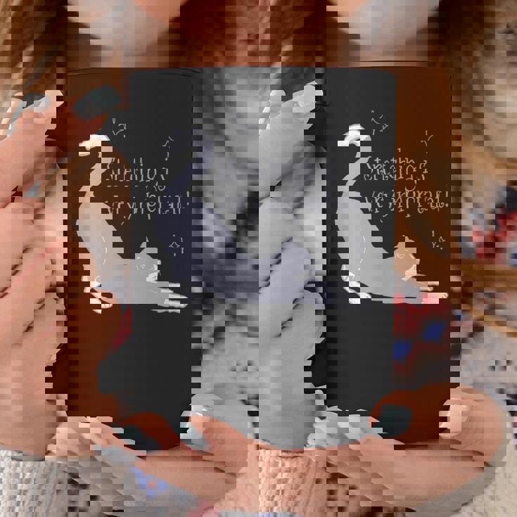 ストレッチは大事！ 猫 ネコ 愛猫 伸び 柔軟 ハチワレ 靴下猫 シンプル かわいい 癒やし メンズ レディース キッズ コーヒーマグ 面白い贈り物