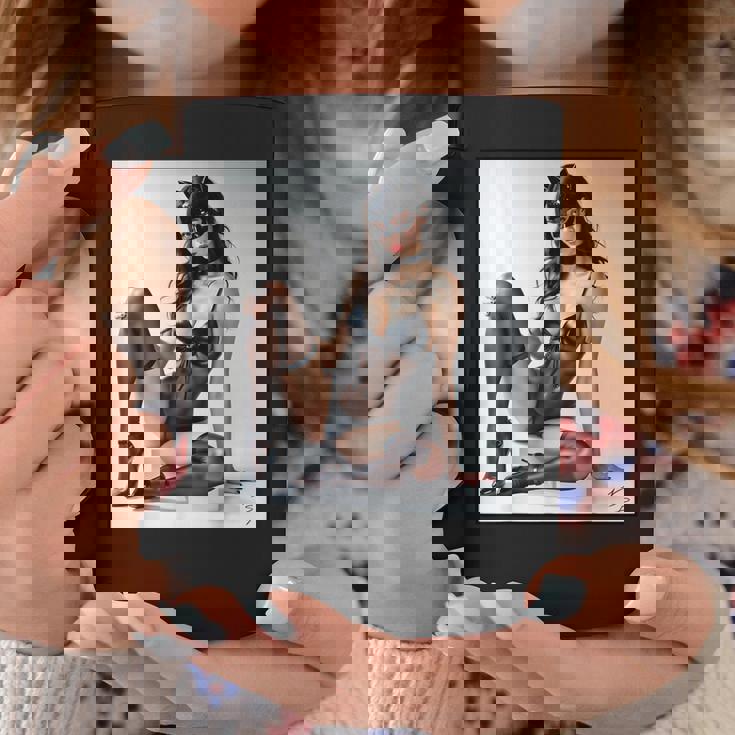 セクシーガールグラフィックtシャツ-猫マスクv2のセクシーなピンナップガール コーヒーマグ 面白い贈り物