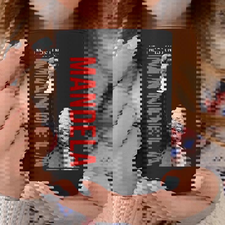 ネルソン・マンデラ 上げた 右手拳 食いしばり マンデラの日 コーヒーマグ 面白い贈り物