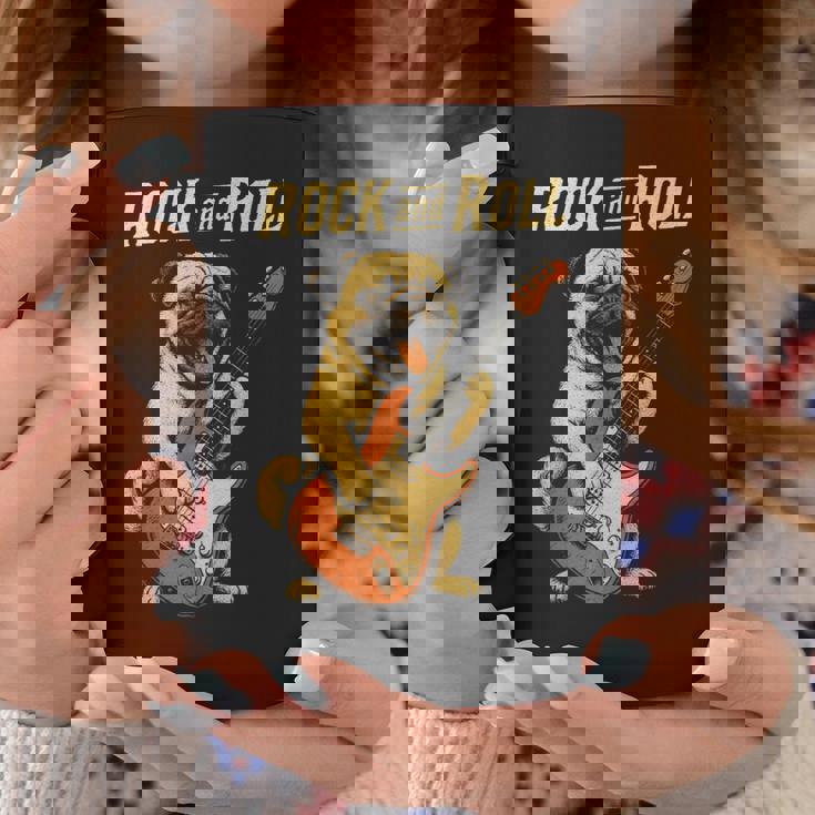 ロックするパグ犬 ギター演奏の面白デザイン コーヒーマグ 面白い贈り物