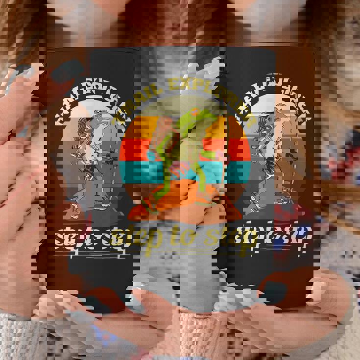 一歩ずつ、面白いカエルのハイキング山 コーヒーマグ 面白い贈り物