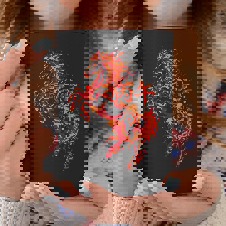 丙午 火の馬 墨絵 ストリートアート 筆文字 和柄 漢字 グラフィック 赤い炎 デザイン 日本風 コーヒーマグ 面白い贈り物