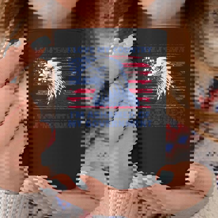 私は自分の国が大好きで、自分の政府が恥ずかしい コーヒーマグ 面白い贈り物