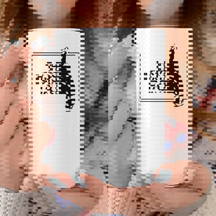 【バックプリント・背中側】ザ・ホース・フェイス The Horse Face 午年 馬 2026 パロディ 長袖tシャツ コーヒーマグ 面白い贈り物