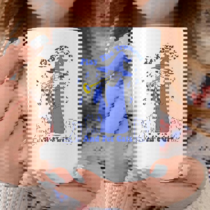 トランペットとペットの猫を弾く コーヒーマグ 面白い贈り物