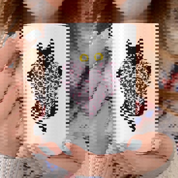 ピンクのヒョウ柄ハートを持つ黒猫 コーヒーマグ 面白い贈り物